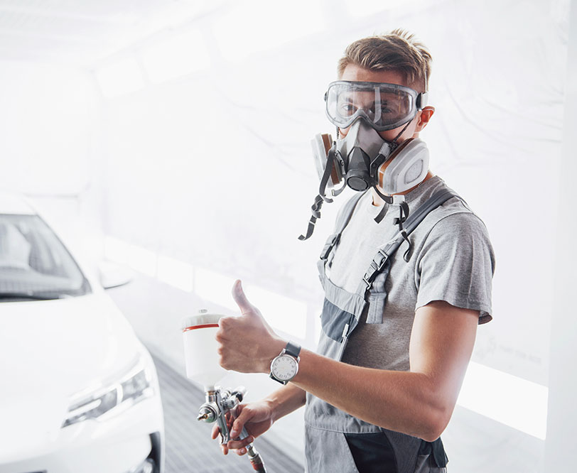 Ein Lackierer bei der Arbeit